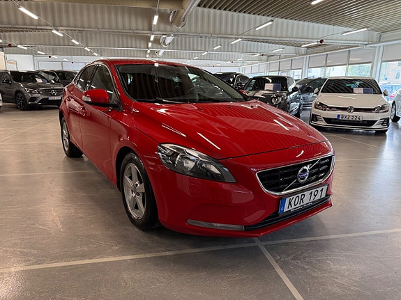 Volvo V40 2 of 17