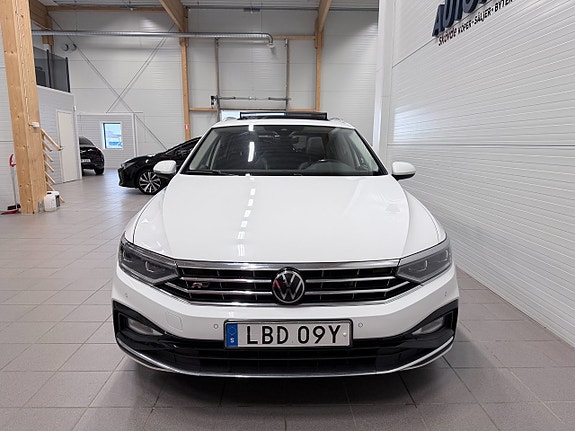 Volkswagen Passat 2 of 20