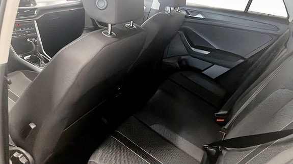 Volkswagen T-Roc 11 of 12