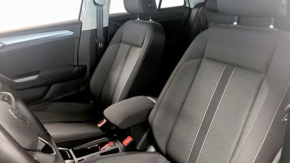 Volkswagen T-Roc 8 of 12