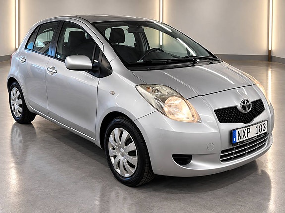 Toyota Yaris 3 of 8