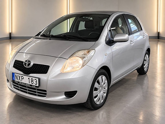 Toyota Yaris 2 of 8