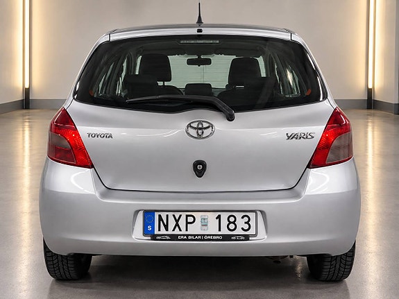 Toyota Yaris 4 of 8
