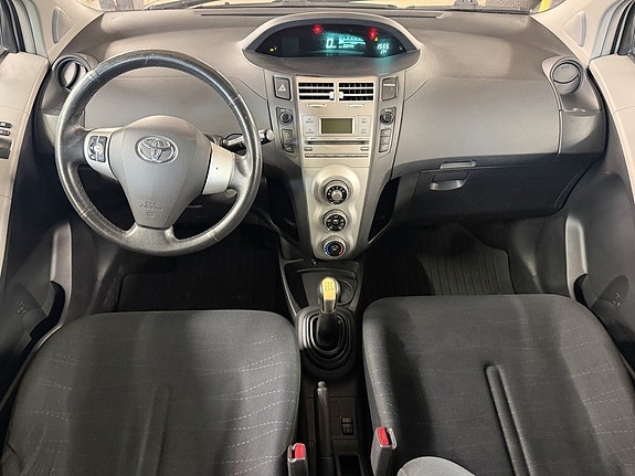 Toyota Yaris 6 of 8