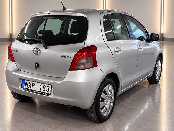Toyota Yaris 5 of 8