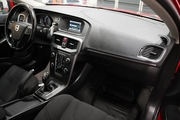 Volvo V40 8 of 19