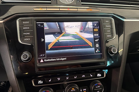 Volkswagen Passat 18 of 24