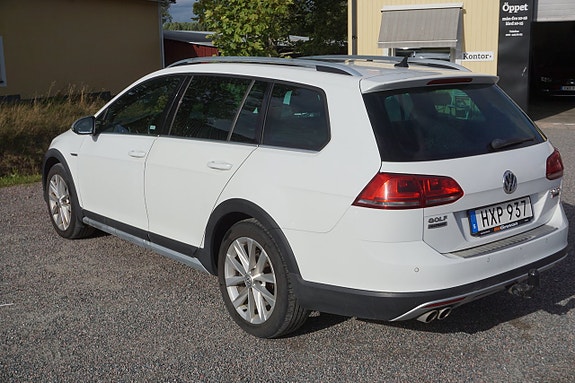 Volkswagen Golf Alltrack 2 of 8