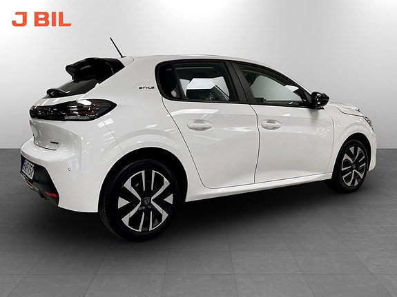 Peugeot 208 3 of 15