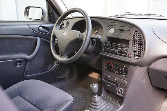 Saab 900 18 of 30