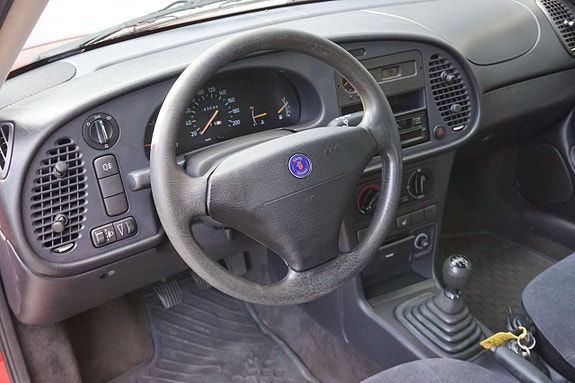 Saab 900 25 of 30