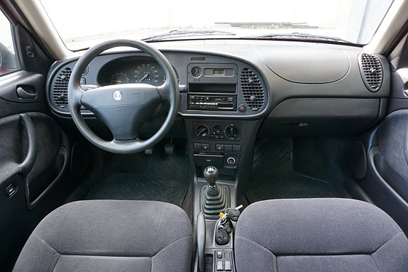 Saab 900 2 of 30