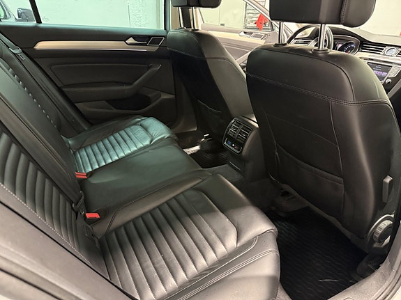 Volkswagen Passat 15 of 17
