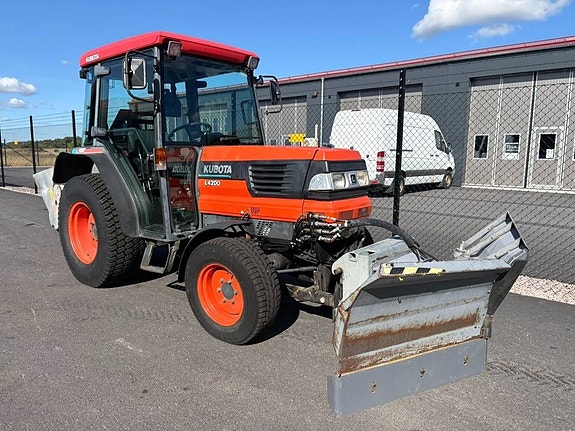Kompakttraktor Kubota L4200 Vikplog & Sandspridare 2 of 24