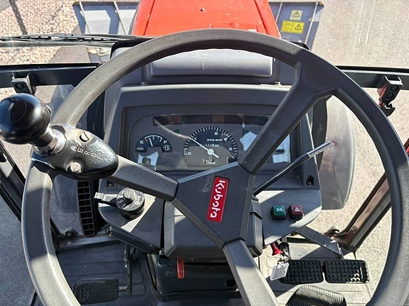 Kompakttraktor Kubota L4200 Vikplog & Sandspridare 22 of 24