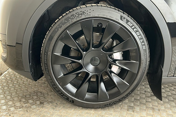 Tesla Model Y 11 of 26