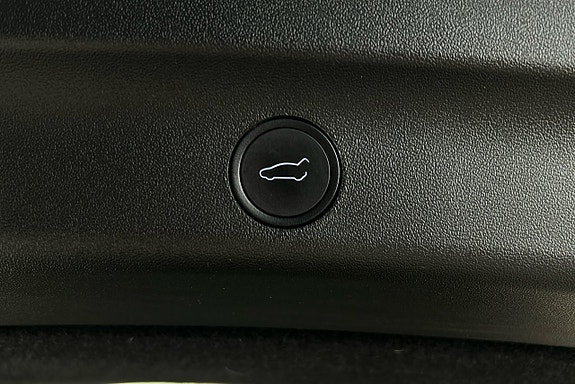Tesla Model Y 14 of 26