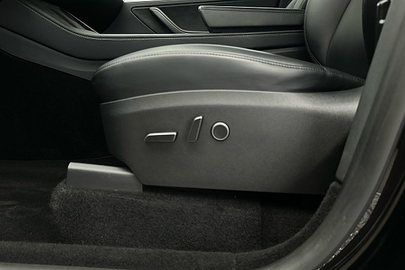 Tesla Model Y 16 of 26