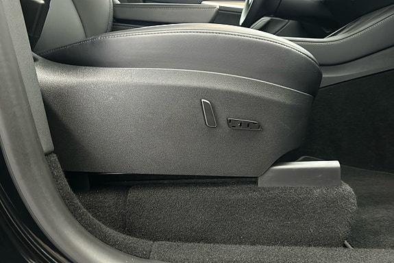 Tesla Model Y 17 of 26