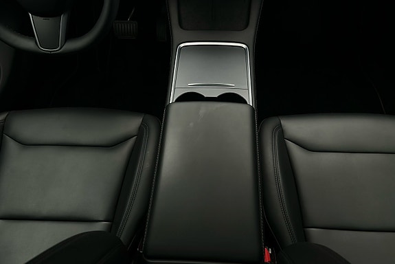 Tesla Model Y 8 of 26