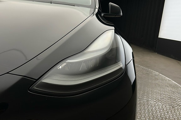 Tesla Model Y 10 of 26