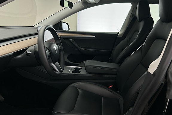Tesla Model Y 9 of 26