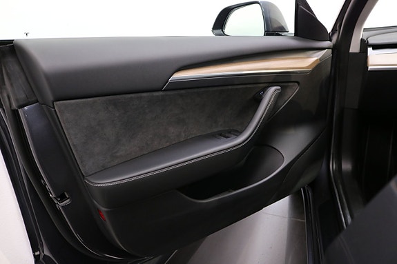 Tesla Model 3 8 of 24