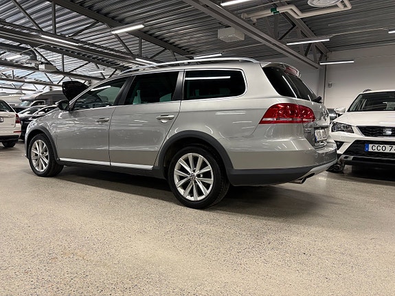 Volkswagen Passat Alltrack 3 of 10
