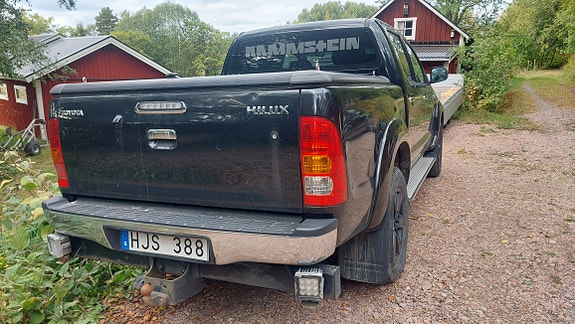 Toyota HiLux 3 of 12