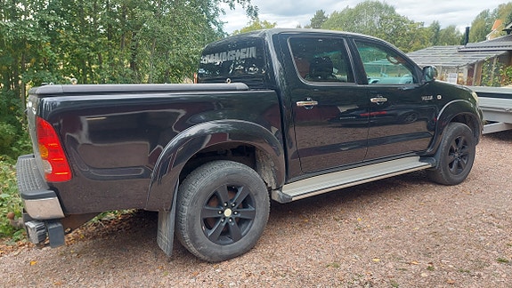 Toyota HiLux 2 of 12