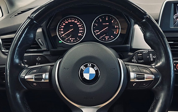 BMW 218d 9 of 12