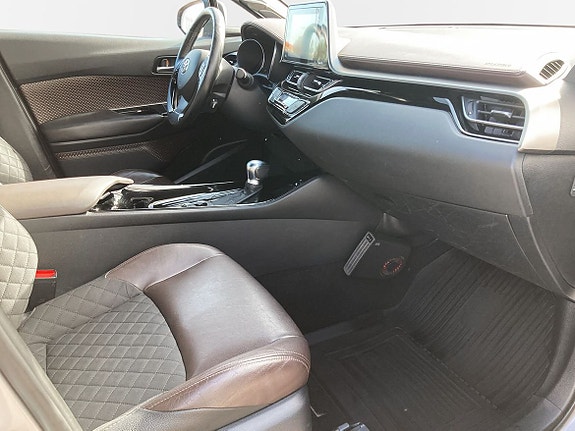 Toyota C-HR 7 of 11