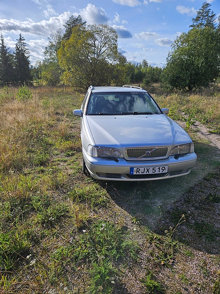 Volvo V70 2 of 8