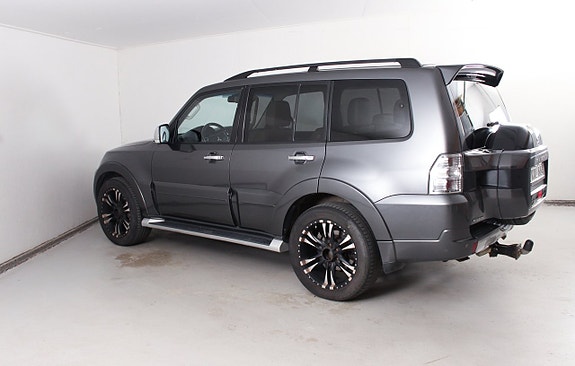 Mitsubishi Pajero 12 of 25