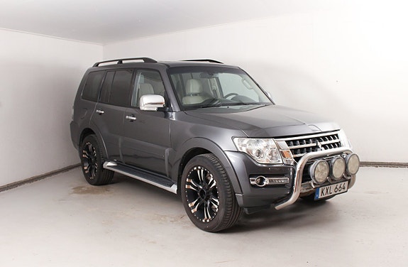 Mitsubishi Pajero 2 of 25