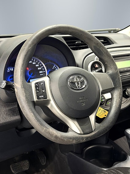 Toyota Yaris 12 of 23
