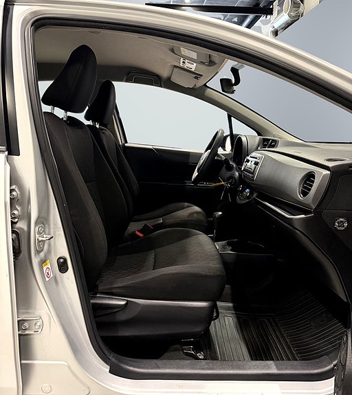 Toyota Yaris 15 of 23