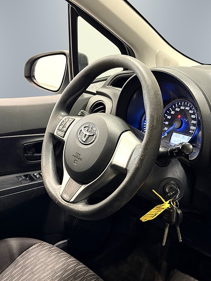 Toyota Yaris 13 of 23