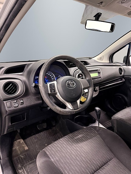 Toyota Yaris 11 of 23