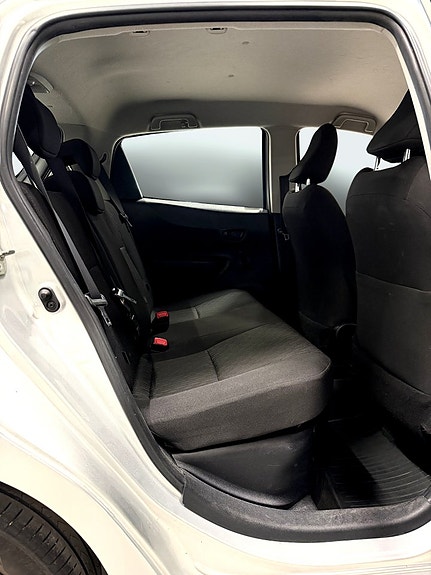 Toyota Yaris 16 of 23