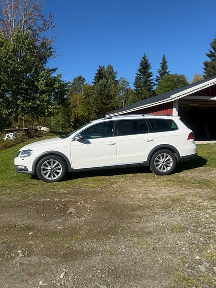 Volkswagen Passat Alltrack 2 of 7