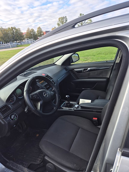 Mercedes-Benz C220 2 of 3