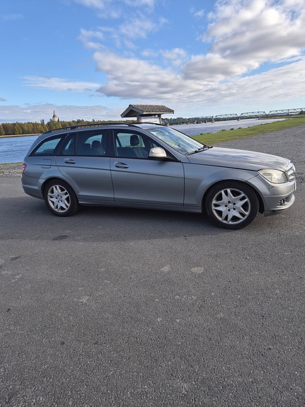 Mercedes-Benz C220 3 of 3