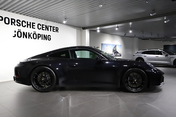 Porsche 911 Carrera 4 GTS 6 of 18