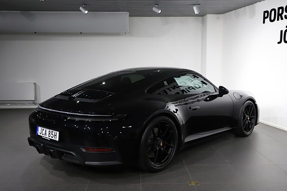 Porsche 911 Carrera 4 GTS 9 of 18