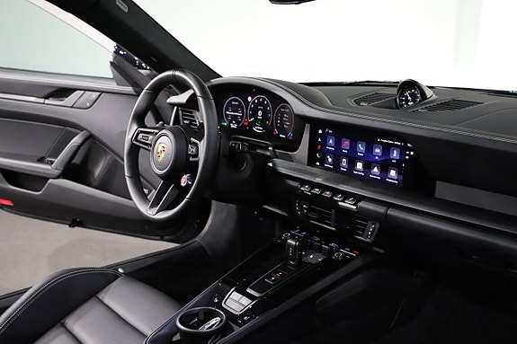 Porsche 911 Carrera 4 GTS 11 of 18