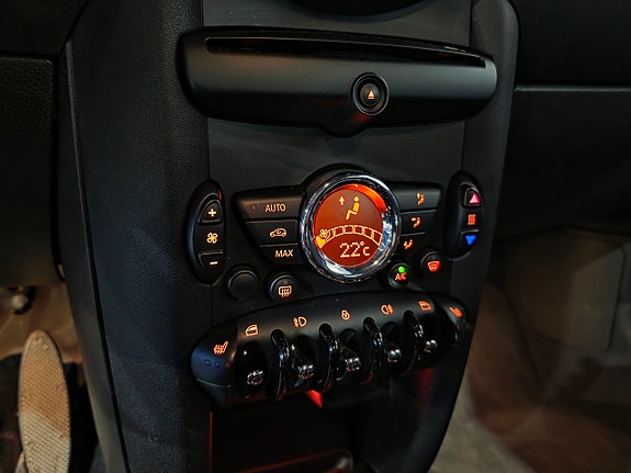 MINI Cooper 13 of 16