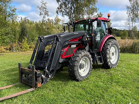 Traktor med lastare Valtra A134