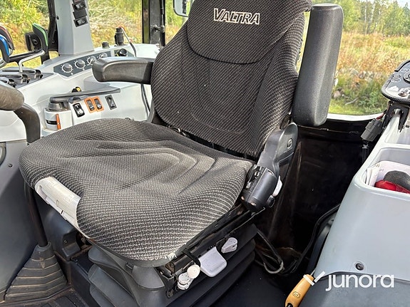 Traktor med lastare Valtra A134 16 of 30