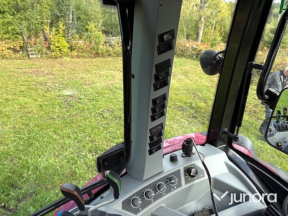 Traktor med lastare Valtra A134 19 of 30